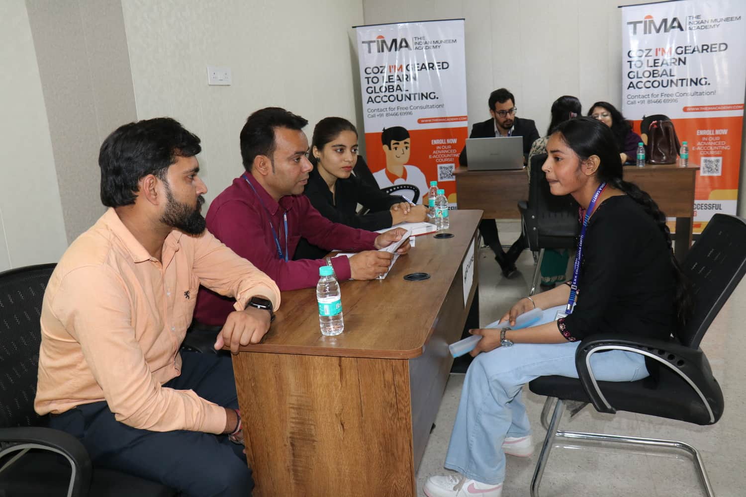 अंबाला छावनी के जीएमएन कॉलेज में रोजगार मेले के दौरान साक्षात्कार लेते प्रतिनिधि। प्रवक्ता