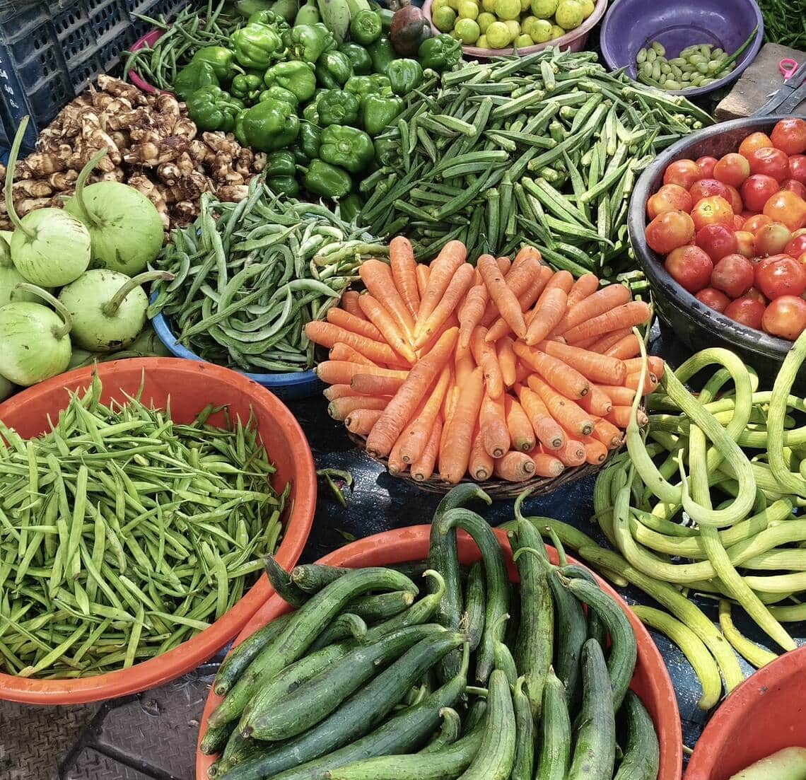 अलीगढ़ रोड पर एक ढकेल पर बिकतीं सब्जियां। संवाद