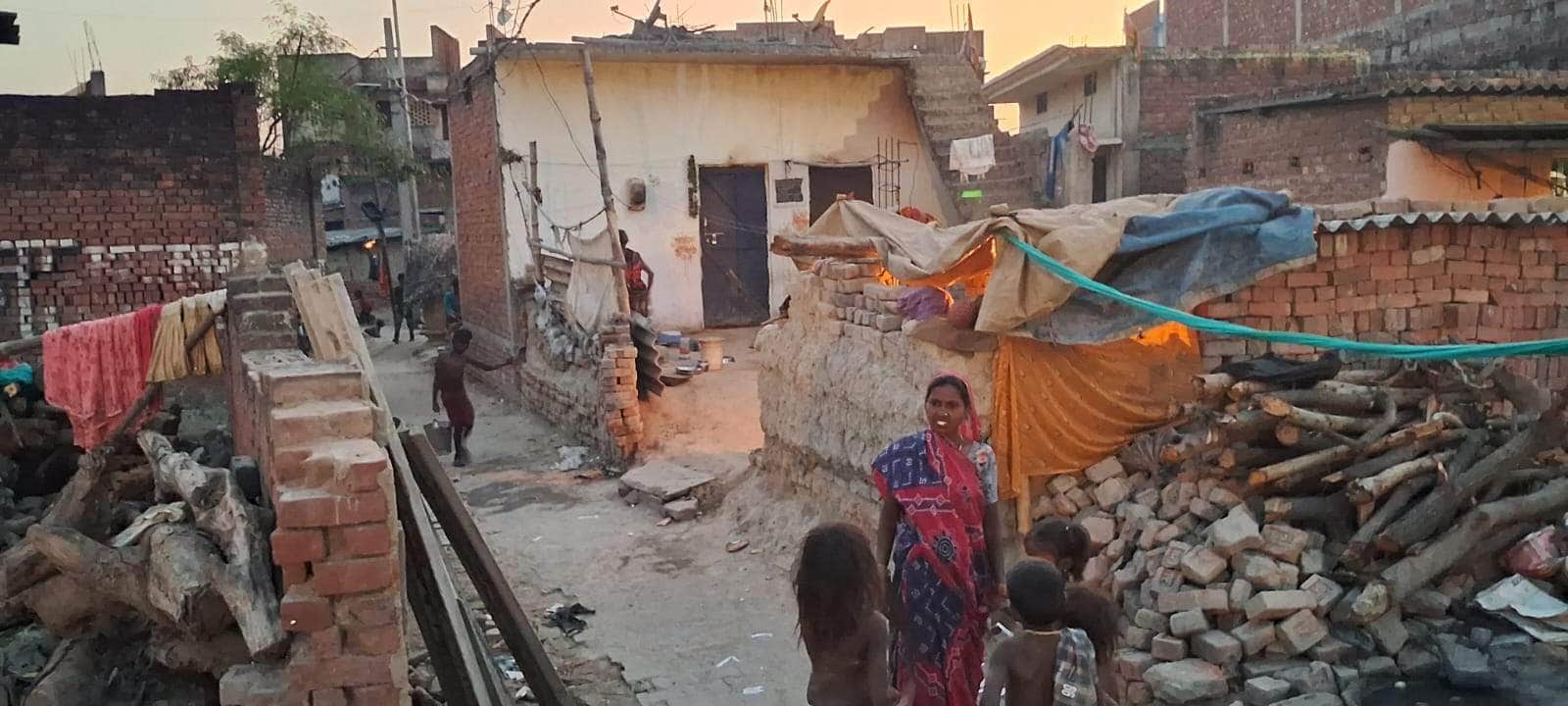 अलीनगर स्थित वनवासी बस्ती। संवाद