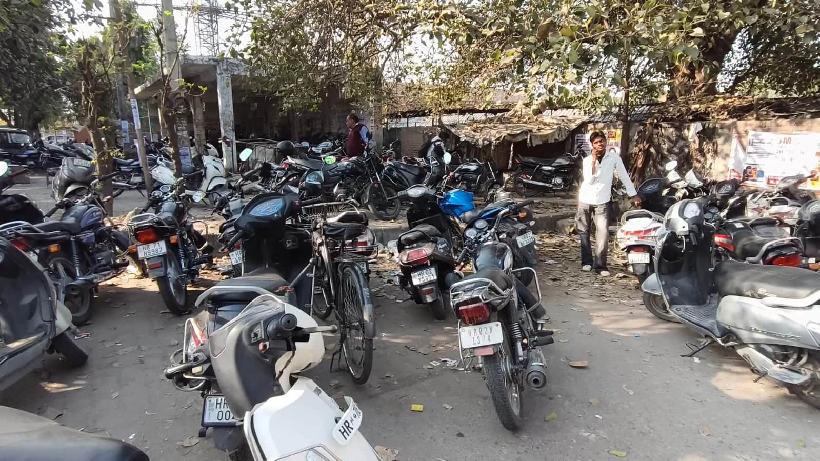 अस अड्डा पार्किंग बंद होने के चलते गेट के बाहर खड़े वाहन।