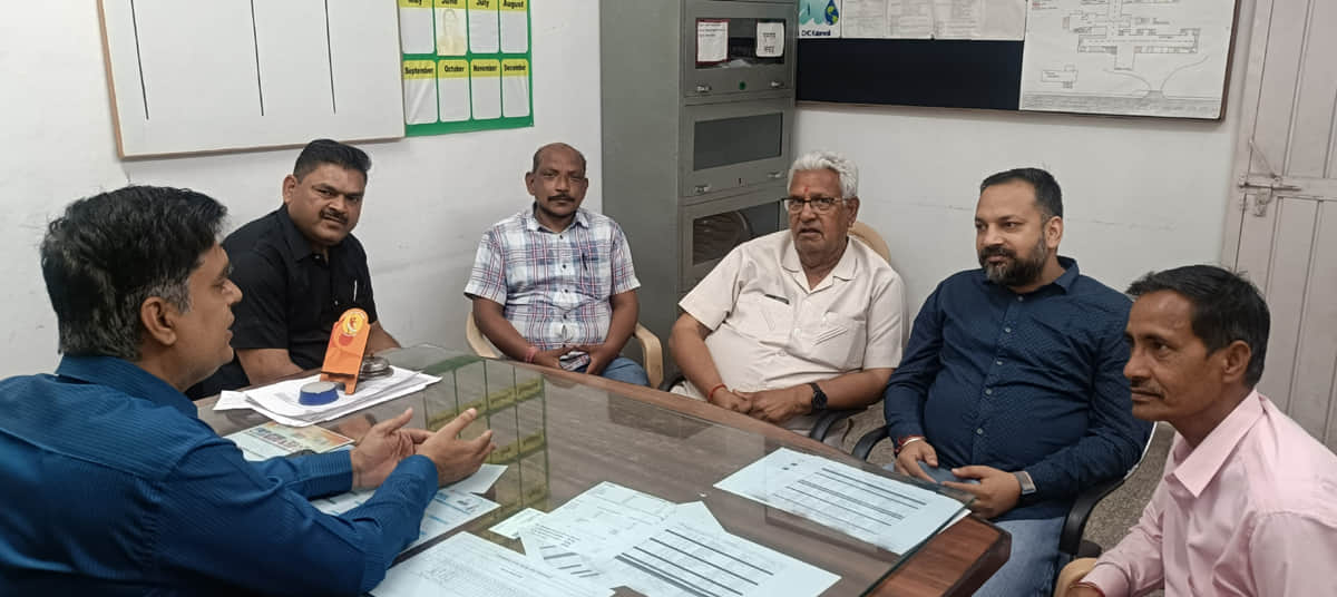 अस्पताल में चिकित्सक से जानकरी लेते हुए भाजपा की टीम। विज्ञप्ति