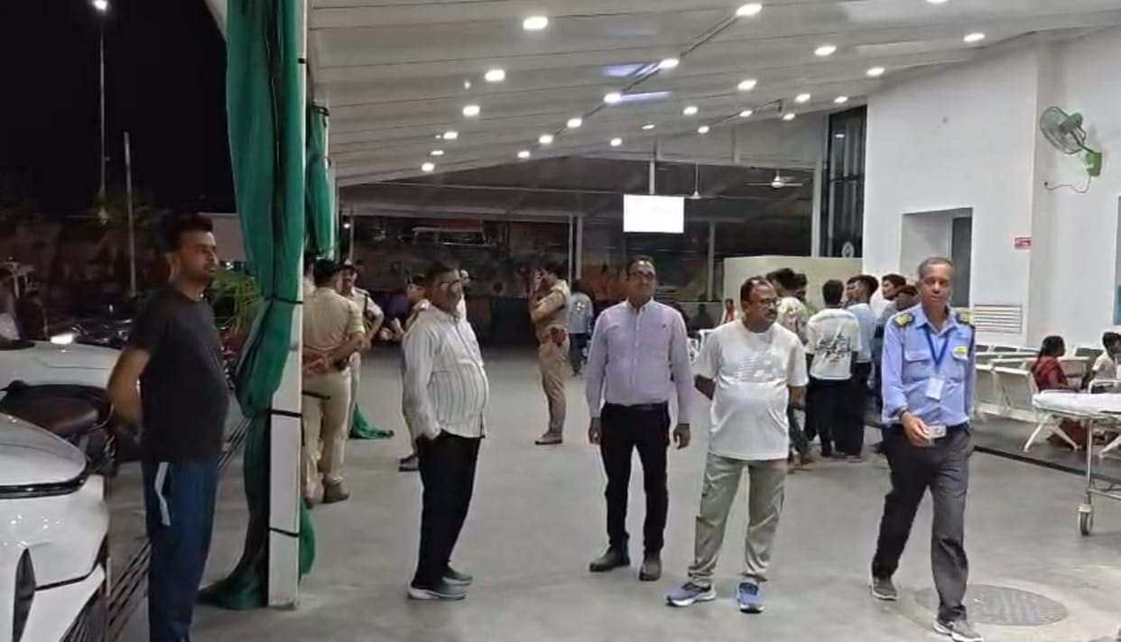 DJ participating in the procession broke and fell on dancing crowd, killing a 14-year-old boy and