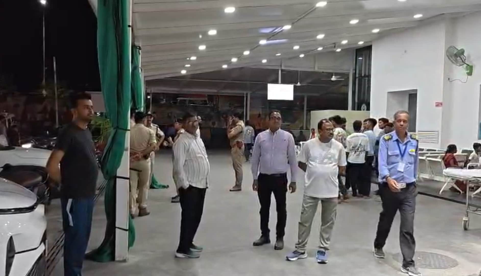 अस्पताल में जुटे परिजन व स्थानीय लोग।