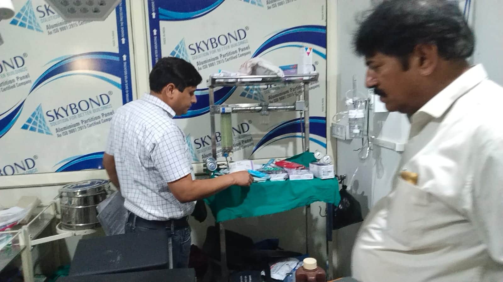 अवागढ़ के निजी अस्पताल में नवजात की मौत होने के बाद स्वास्थ्य विभाग की टीम निरीक्षण करती हुई। स