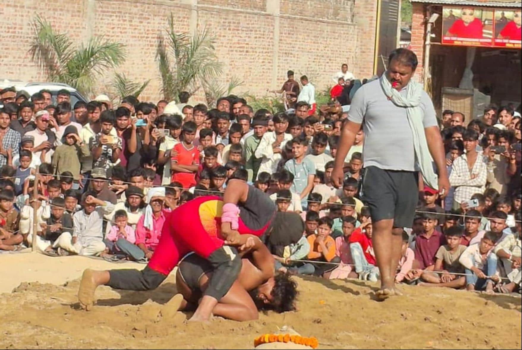 बाबागंज में आयोजित दंगल में दांव आजमाते पहलवान। -संवाद