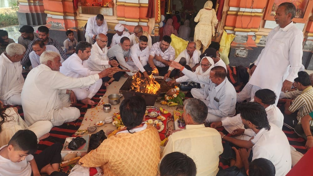 The temple resounded with the chant of Jai Shri Ram, offerings in the havan were made and prosperity was sought.