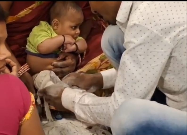 Bihar News : DMCH relatives of patients  cutting plasters small children