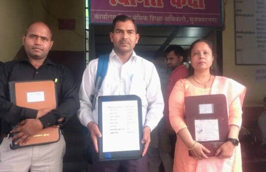 बीएसए कार्यालय में  शिक्षक भर्ती परीक्षा 2013 की नियुक्ति के लिए काउंसलिंग में पहुंचे अभ्यर्थी 