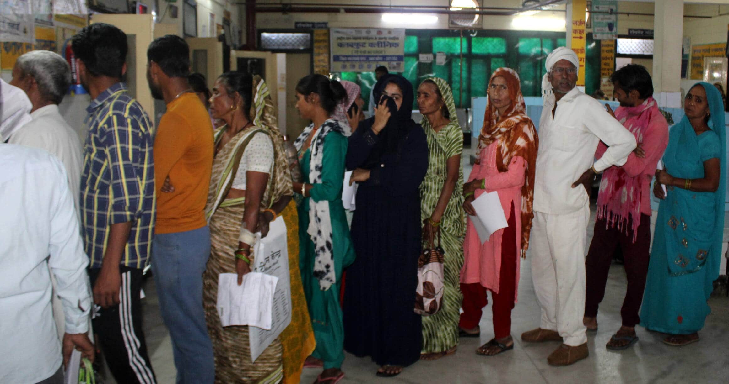 बागला जिला अस्पताल की ओपीडी में लगी मरीजों की कतार।  संवाद