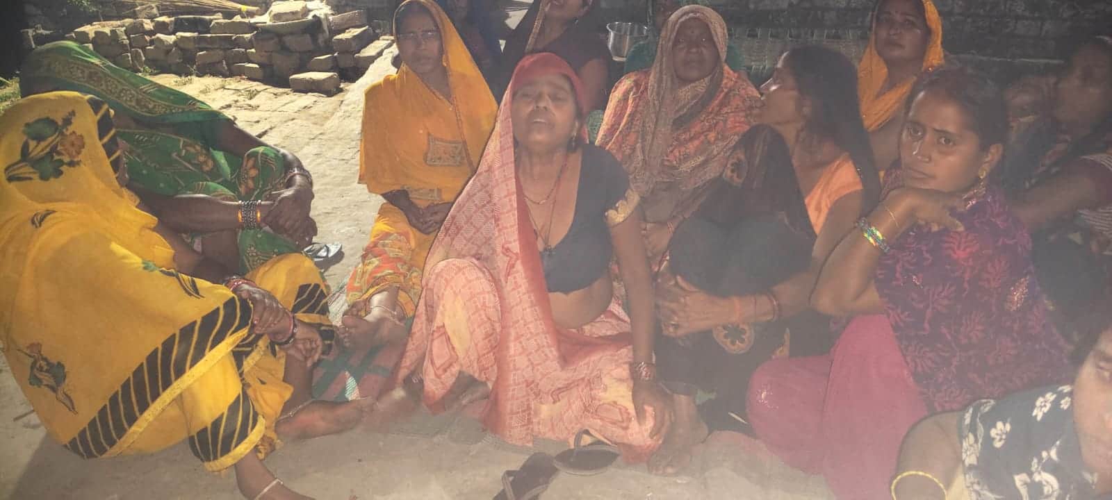 भोला की मौत पर रोते बिलखते परिजन। 