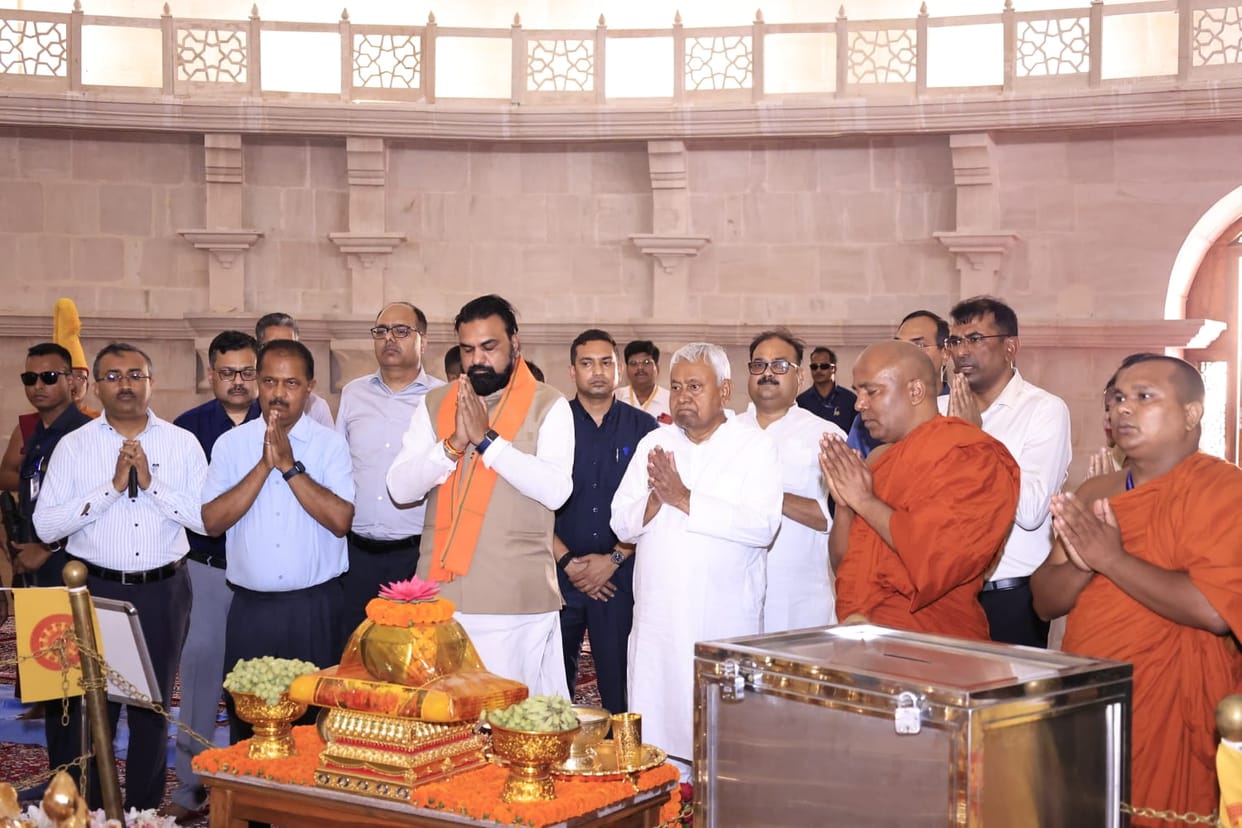 Bihar Chief Minister Arrives Suddenly in Vaishali Offers Prayers