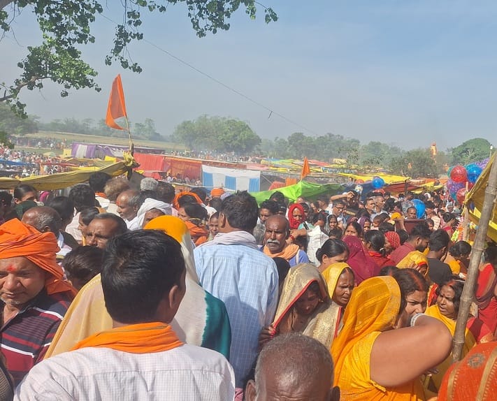 On the occasion of the Chaitravarani festival, devotees took a holy dip of faith in the Narayani River.