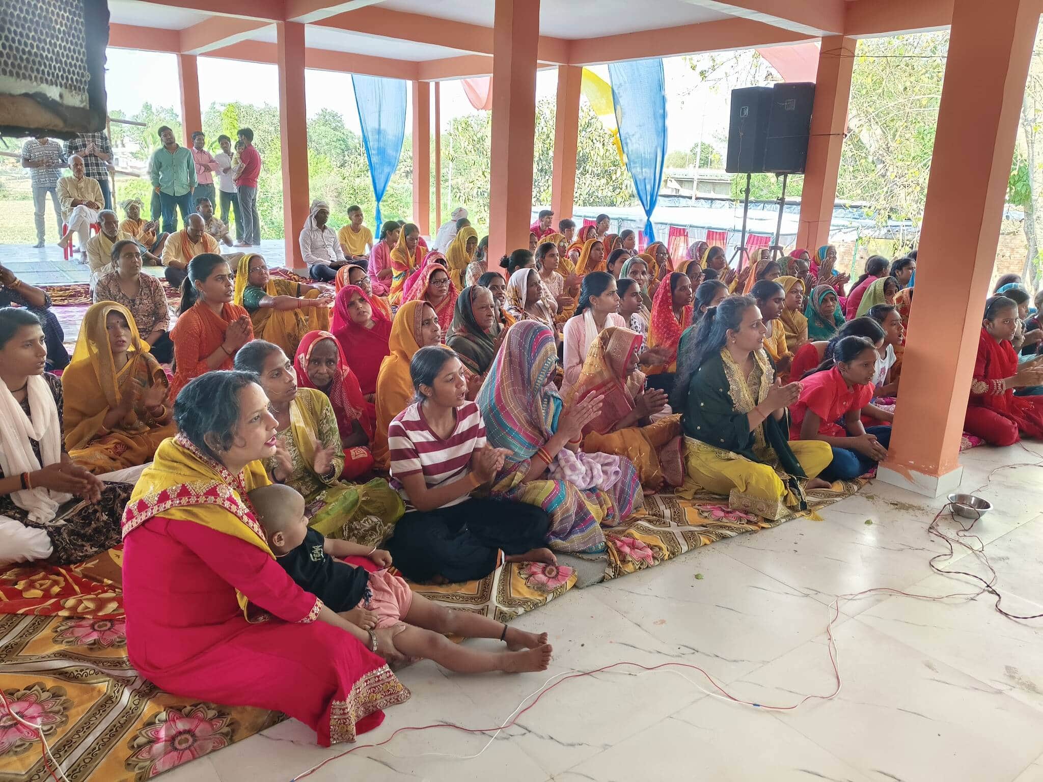 बहादुरगंज के तमसा नदी के तट स्थित महावीर मंदिर में भजन करते श्रद्धालु-संवाद