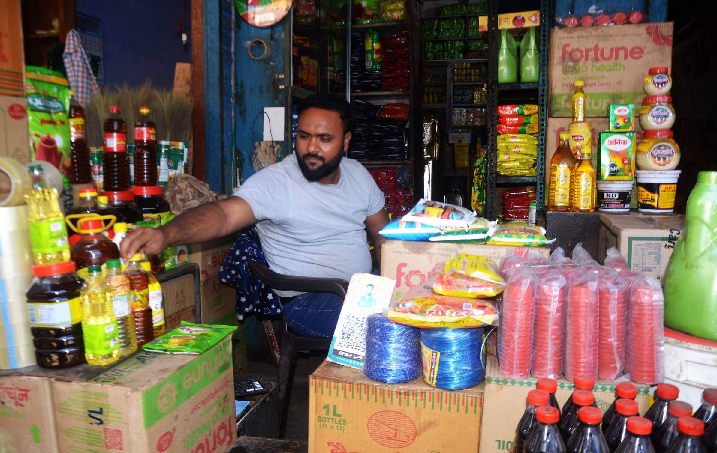 बहादुरगंज स्थित एक दुकान पर रखे तेल के पैकेट व बोतल। संवाद  