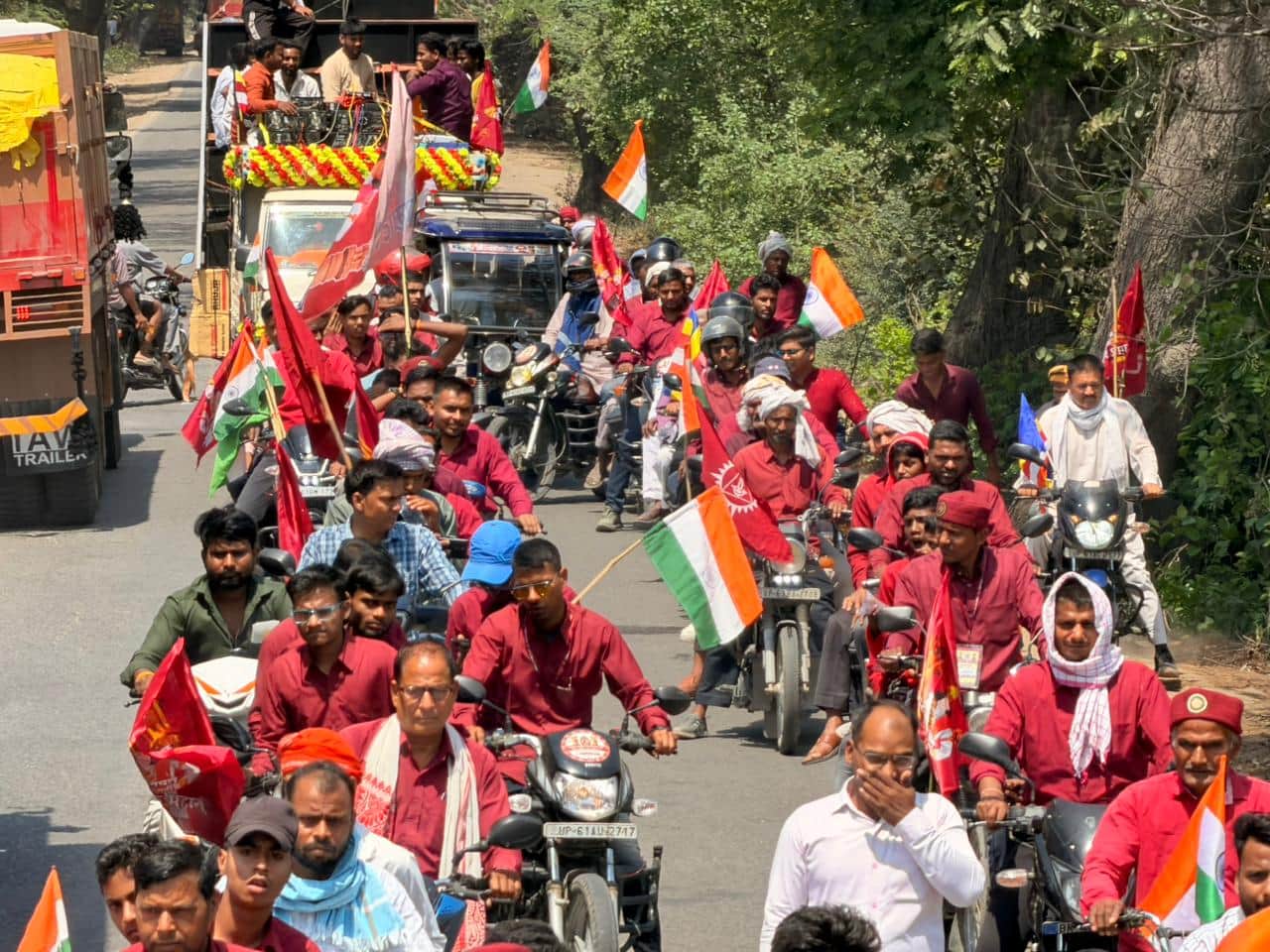 भांवरकोल में निकली सम्राट अशोक की शोभायात्रा में शामिल लोग। संवाद