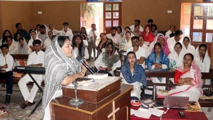 बिजनौर में मैथोडिस्ट चर्च में गुड फ्राइडे पर अपने विचार रखता महिला। संवाद