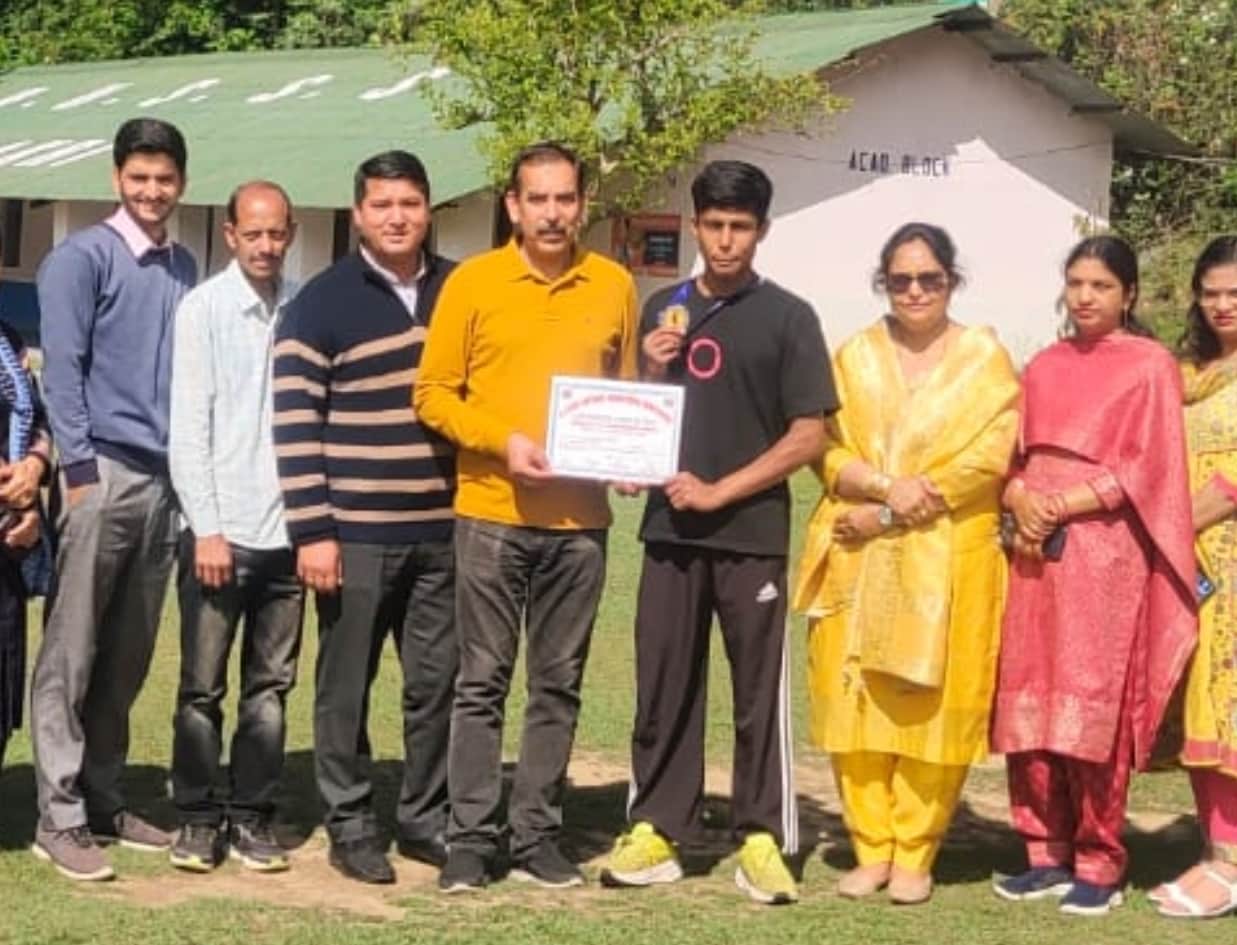 बॉक्सिंग चैंपियनशिप के 50 किलो भार वर्ग में पदक हासिल करने वाले सकडी स्कूल के छात्र को सम्मानित