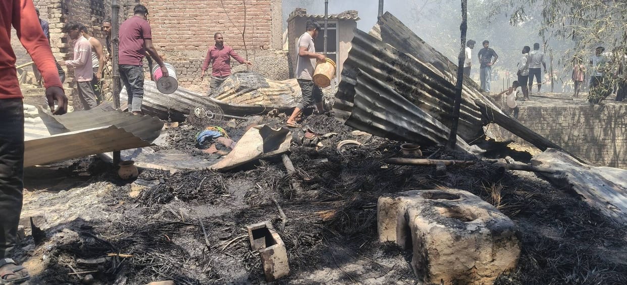 Fire broke out in a closed house, engulfing five huts