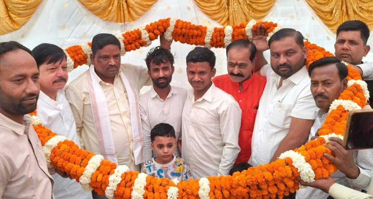 Assistant Commissioner Ashish Saini reached the village, received a grand welcome
