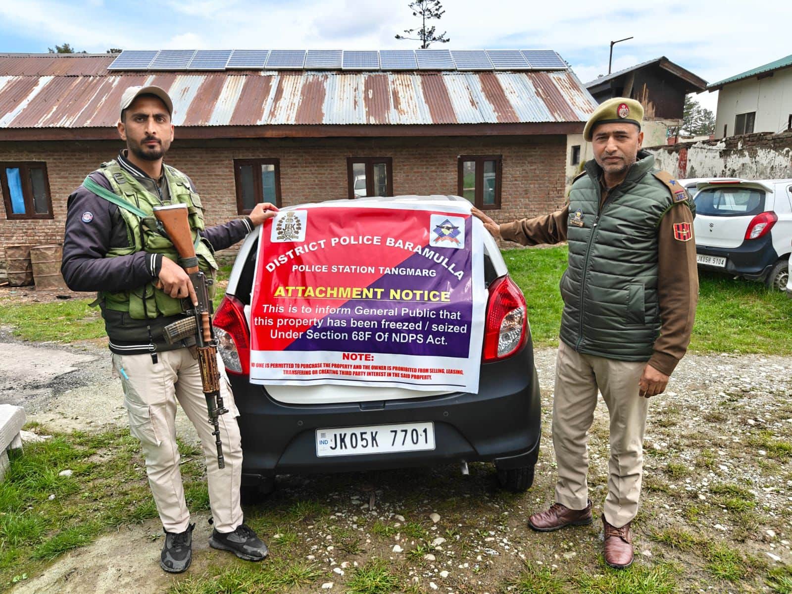 बारामुला में जब्त की गई ड्रग तस्करी के आरोपी की कार। स्रोत पुलिस