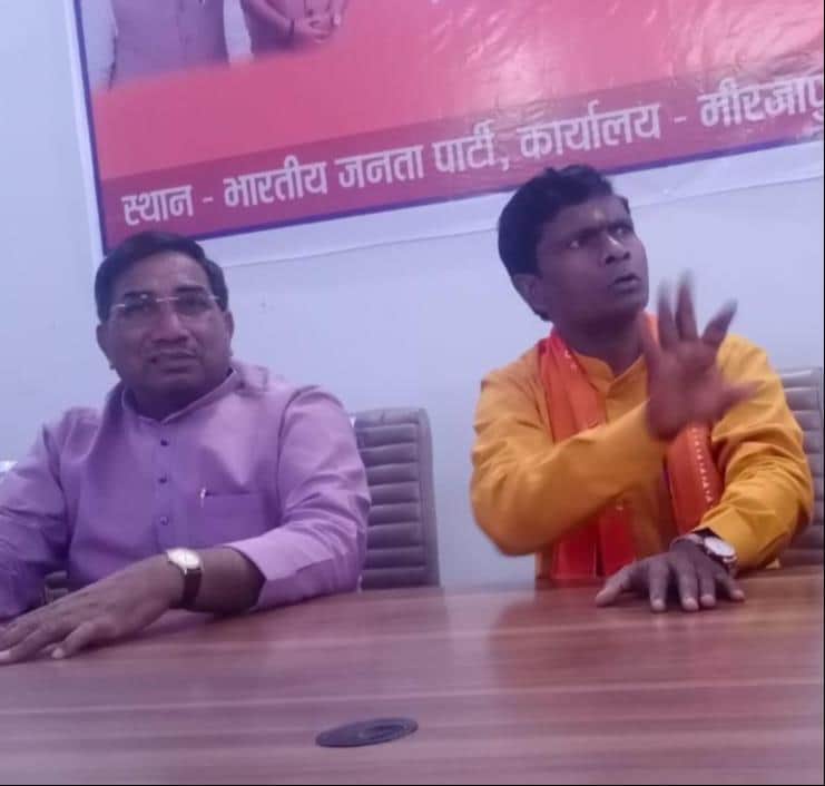 बरौंधा कचार स्थित भारतीय जनता पार्टी के जिला कार्यालय पर पत्रकारों से बात करते पार्टी जिलाध्यक