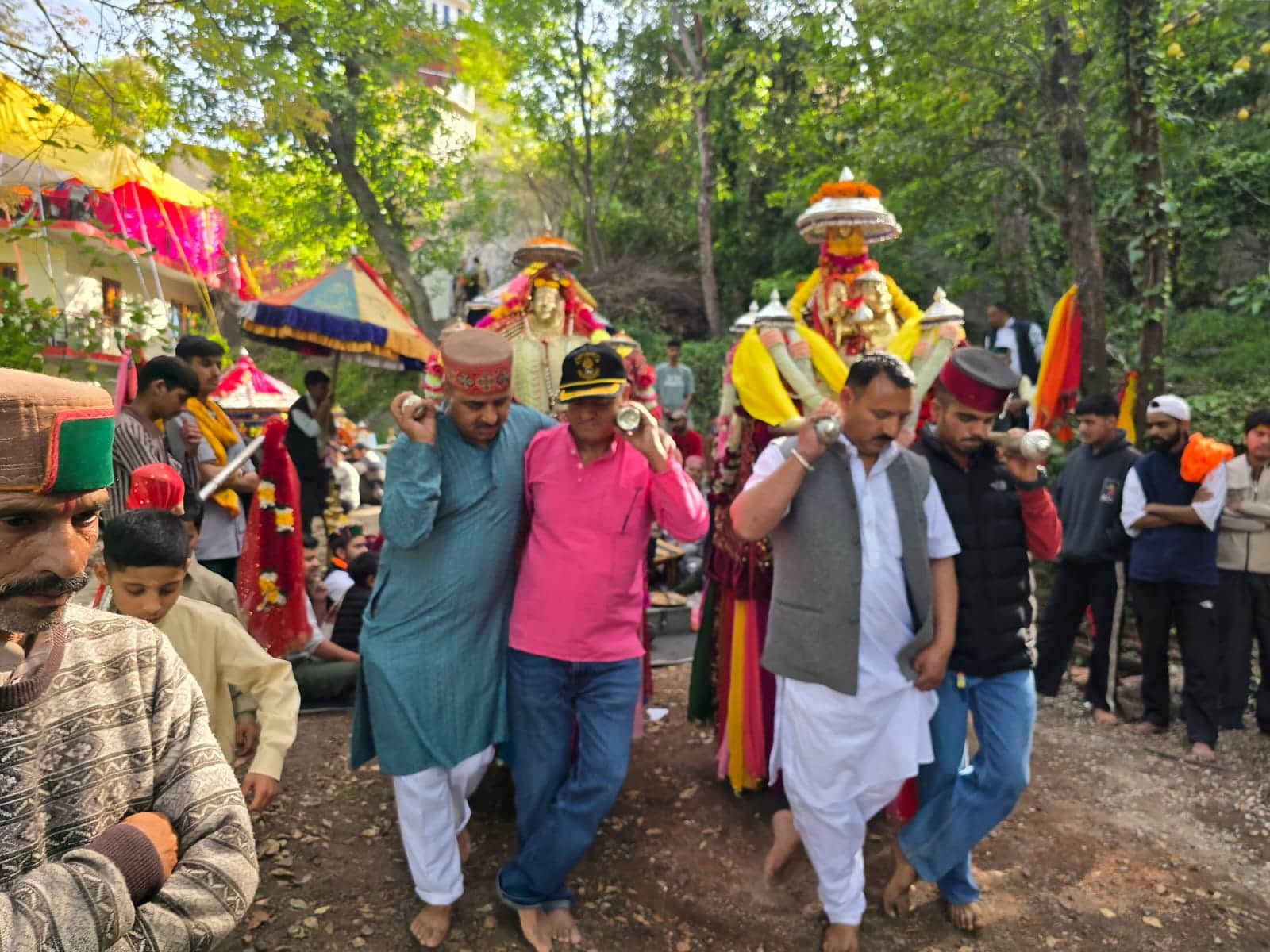 बरायली पंचायत में आयोजित देव मिलन कार्यक्रम के दौरान देवताओं की जात्रा में शामिल श्रद्धालु।