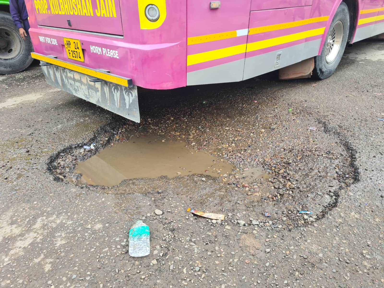 बस अड्डा नादौन में पड़े गड्ढे में जमा हुआ बारिश का पानी । संवाद