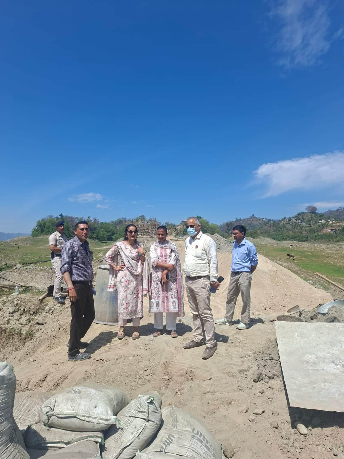 बड़सर में निर्माणाधीन पेयजल परियोजना का निरीक्षण करती उपायुक्त गंधर्वा राठौड़। स्रोत : जनसंपर्क 