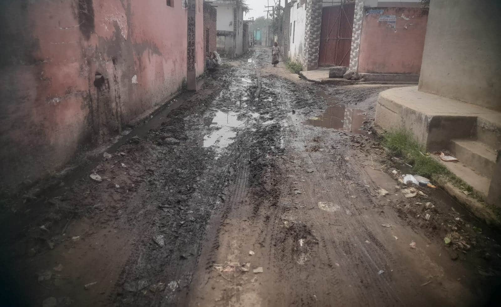 बास्टा क्षेत्र के गांव औरंगपुर जोगीपुरा में मेंन रास्ते कीचड़ और गंदा पानी फैला हुआ