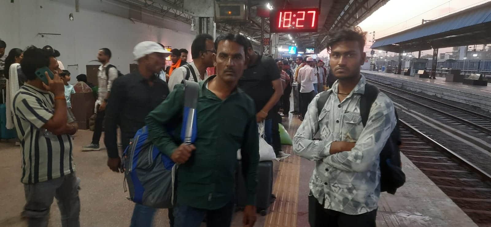 बस्ती रेलचे स्टेशन पर ट्रेन की प्रतिक्षा करते यात्री।  सवाद