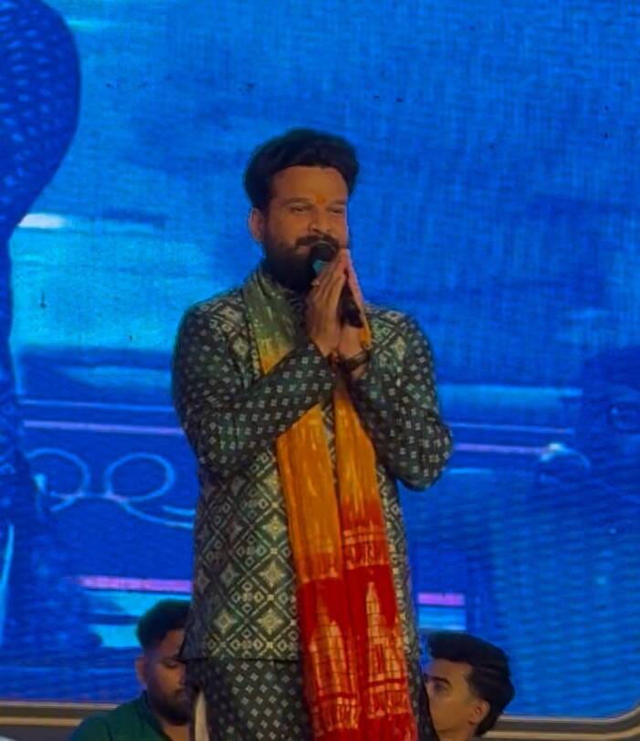Bhojpuri Artists Captivate the Audience; Spectators Grooved Until Late into the Night.