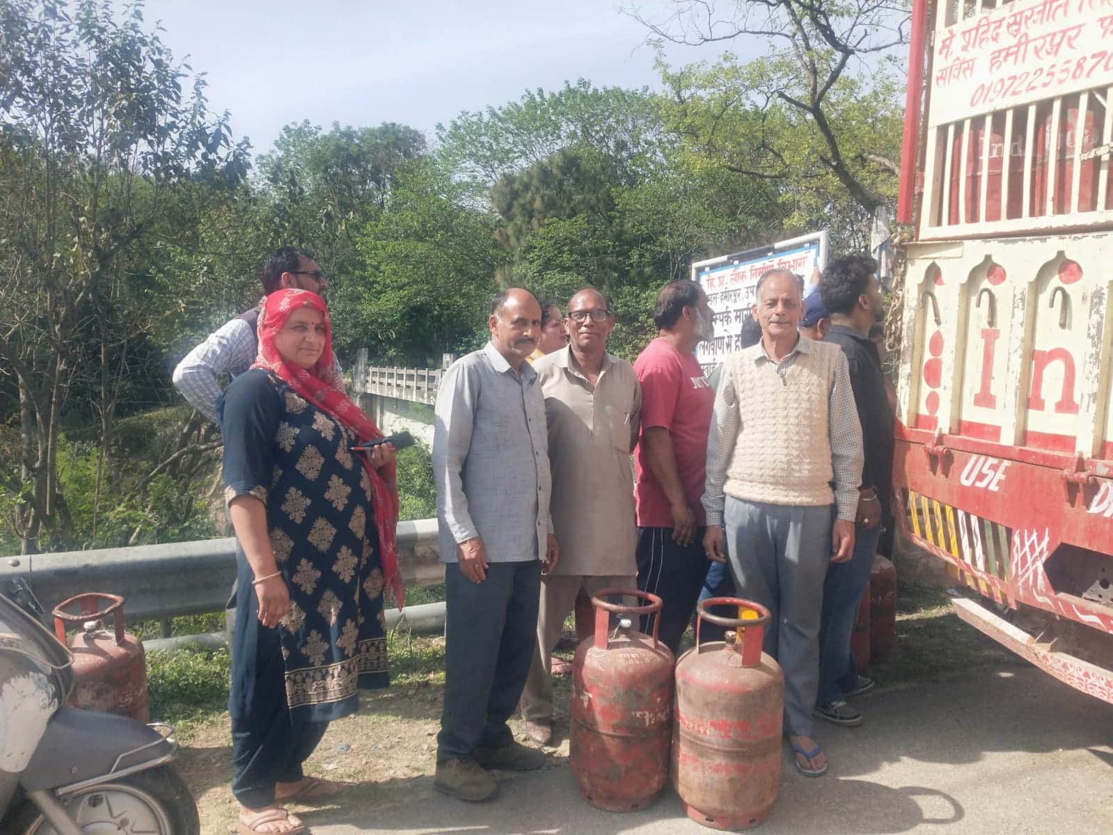 बुधवीं पुल के समीप गैस सिलिंडर भरवानो के लिए पहुंचे लोग । संवाद