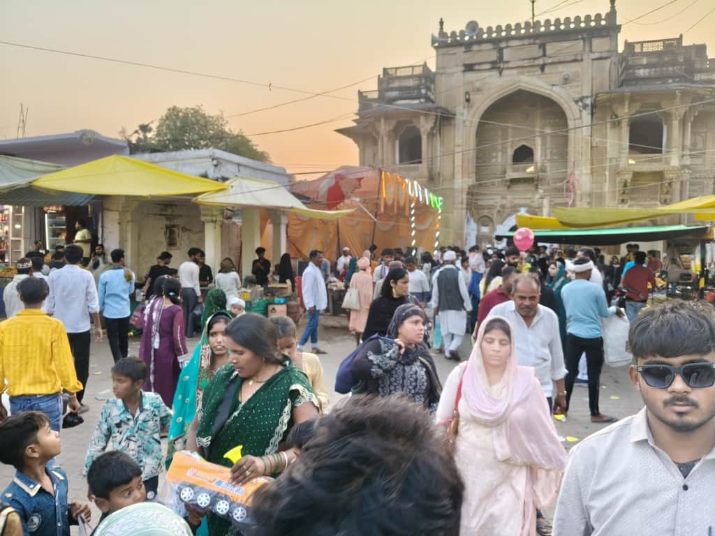 चुनार दरगाह पर लगे चैती मेले में जायरीनों की उमड़ी हुई भीड़।  संवाद