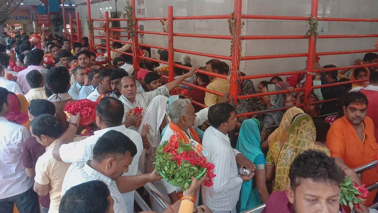 चैत्र पूर्णिमा पर मां विंध्यवासिनी के दर्शन के लिए कतारबद्ध श्रद्धालु।-संवाद।