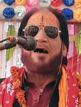 चाँदपुर स्थित श्री शिवा महेश्वरनाथ धाम पर श्रीमद्भागवत कथा सुनाते कथाव्यास अनिल दीक्षित दीवाना