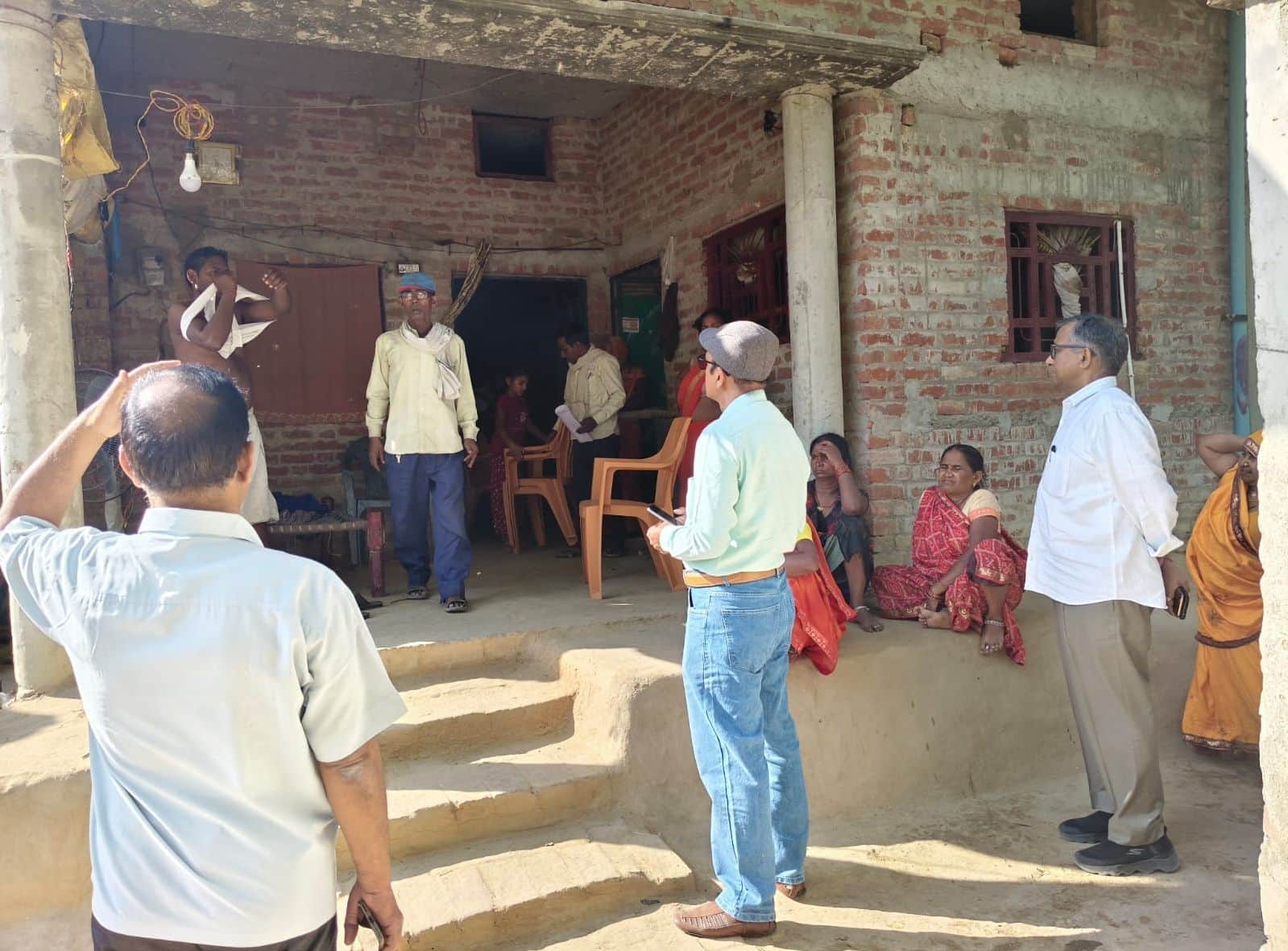 छोलाछाप के इलाज से मरीज की मौत के बाद जांच करती स्वास्थ्य विभाग की टीम।