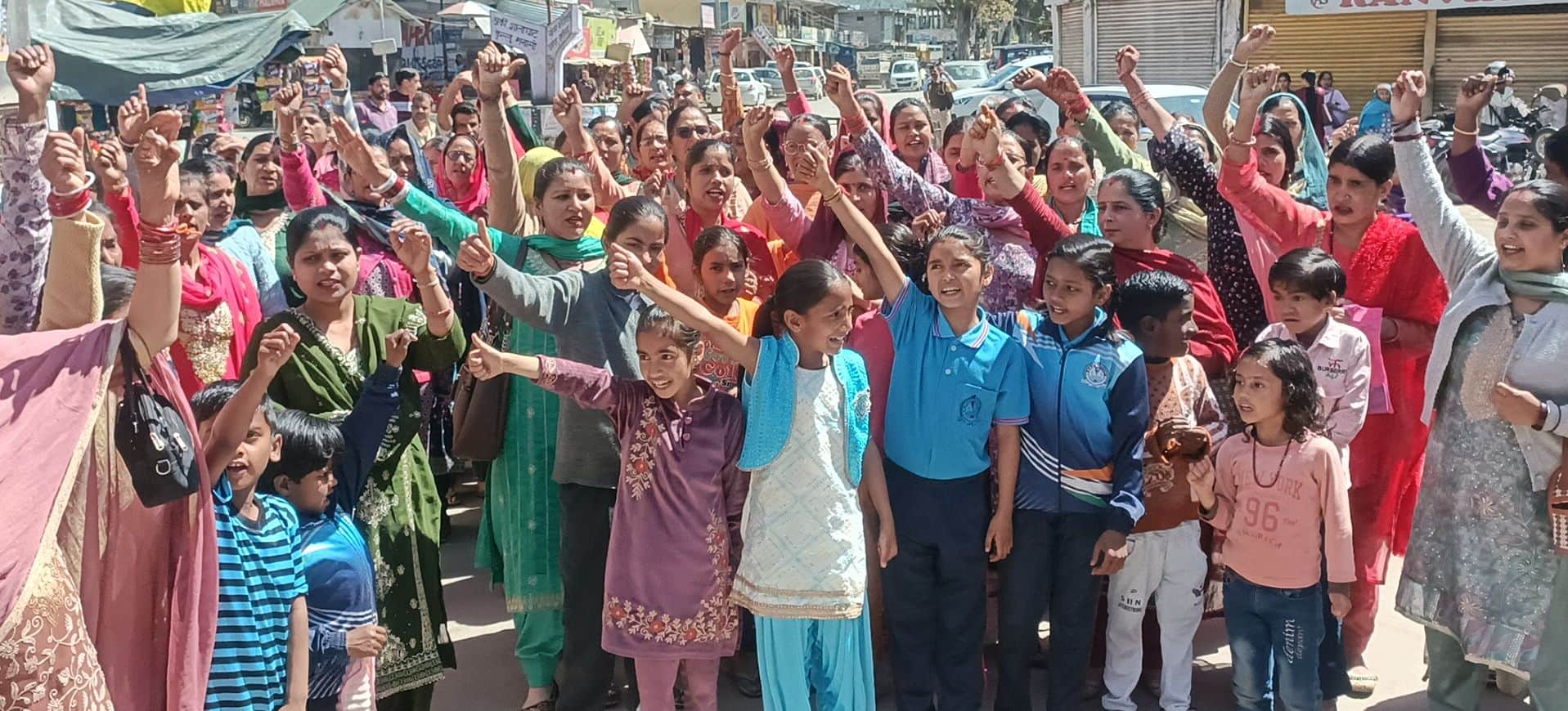  छात्र स्कूल कुनिहार को सीबीएसई में शामिल करने पर आंदोलन करती महिलाएं व बच्चे। संवाद