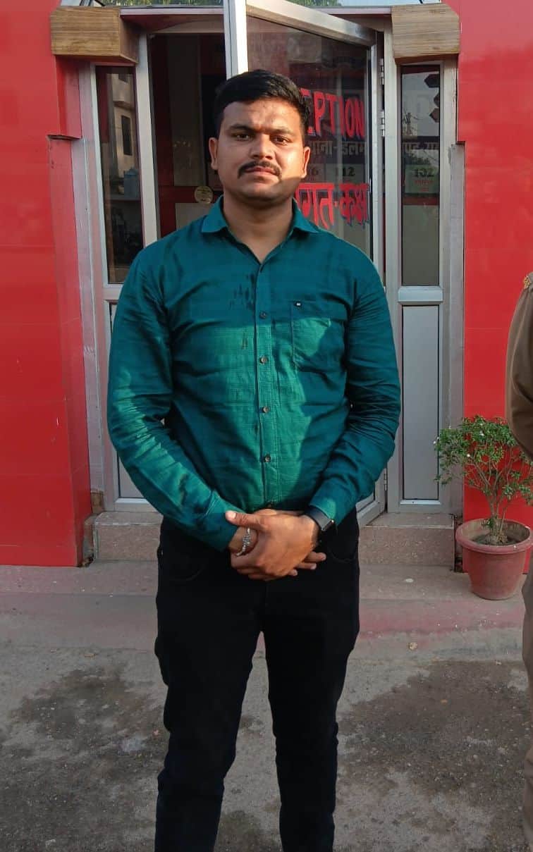 डलमऊ में पकड़ा गया आरोपी। 