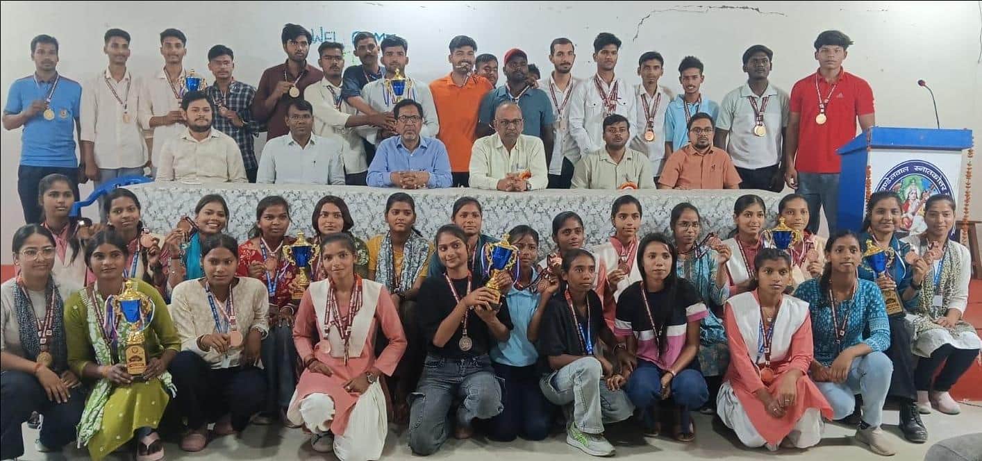 डीसीएसके पीजी कालेज सभागार में आयोजित सम्मान समारोह में सम्मानित खेल उमंग 2026 प्रतियोगिता के व
