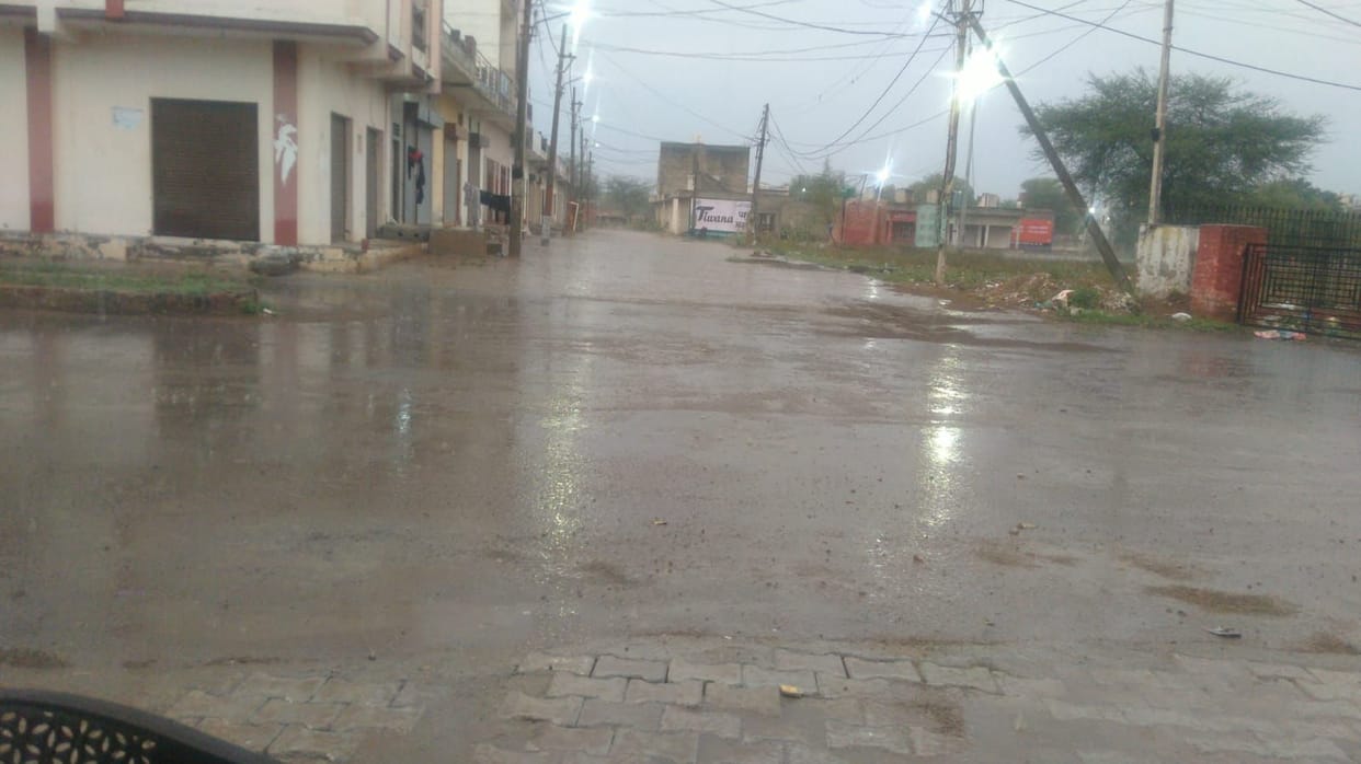 Unseasonal rains in the Dhigawa Mandi area have again increased the problems of farmers.