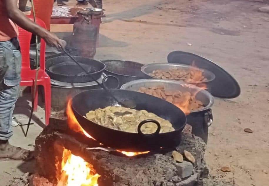 एक शादी में भठ्ठी पर बनता खाना। संवाद