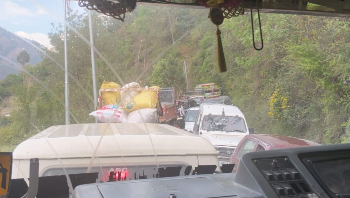 NH 305 remained jammed for two and a half hours from Dadi to Banjar, leaving passengers stranded in vehicles.