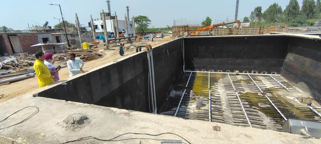 एसटीपी पर बनाए जा रहे डिस्पोजल सिस्टम का दौरा करते चेयरमैन बक्शीराम सैनी। 