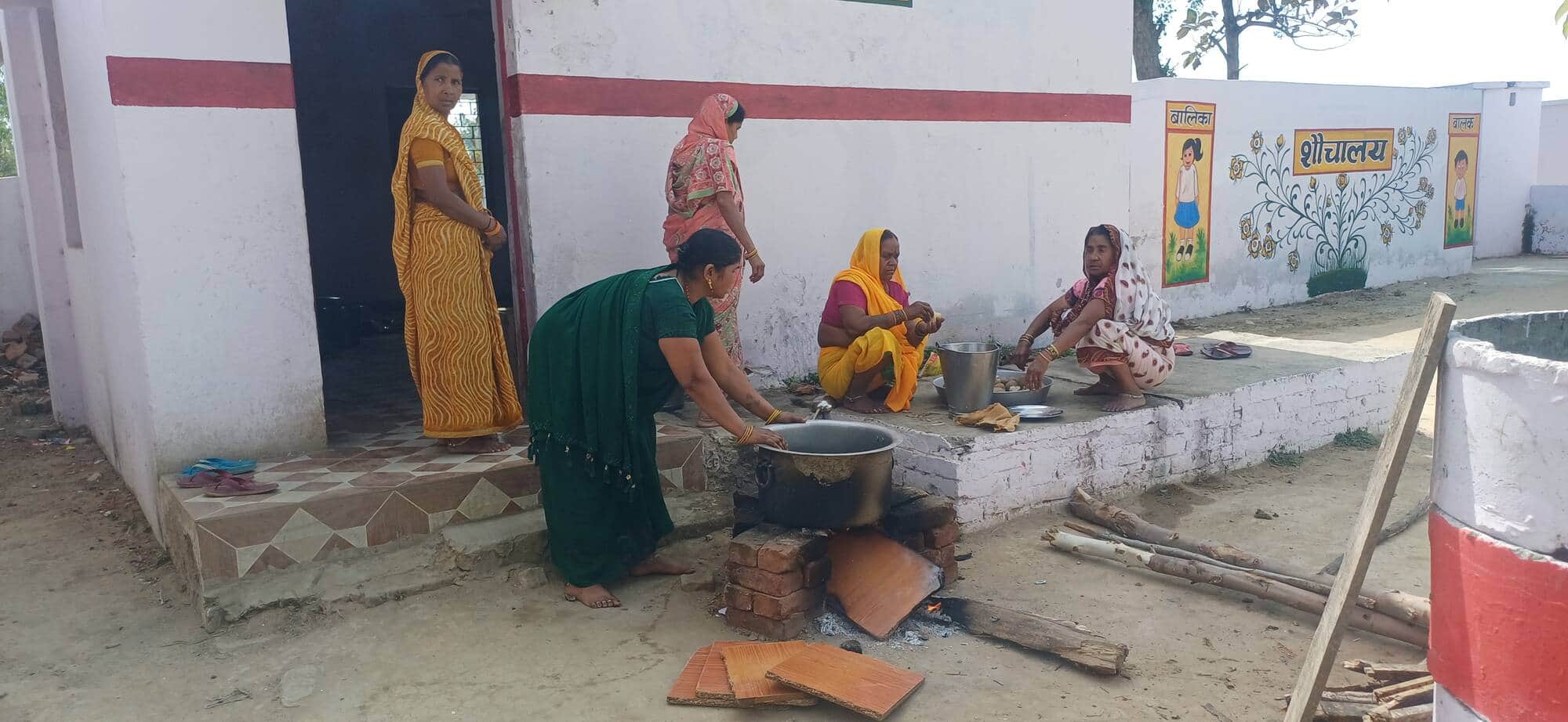 फरेंदा बुजुर्ग में लकड़ी पर बन रहा मध्यान्ह भोजन। 