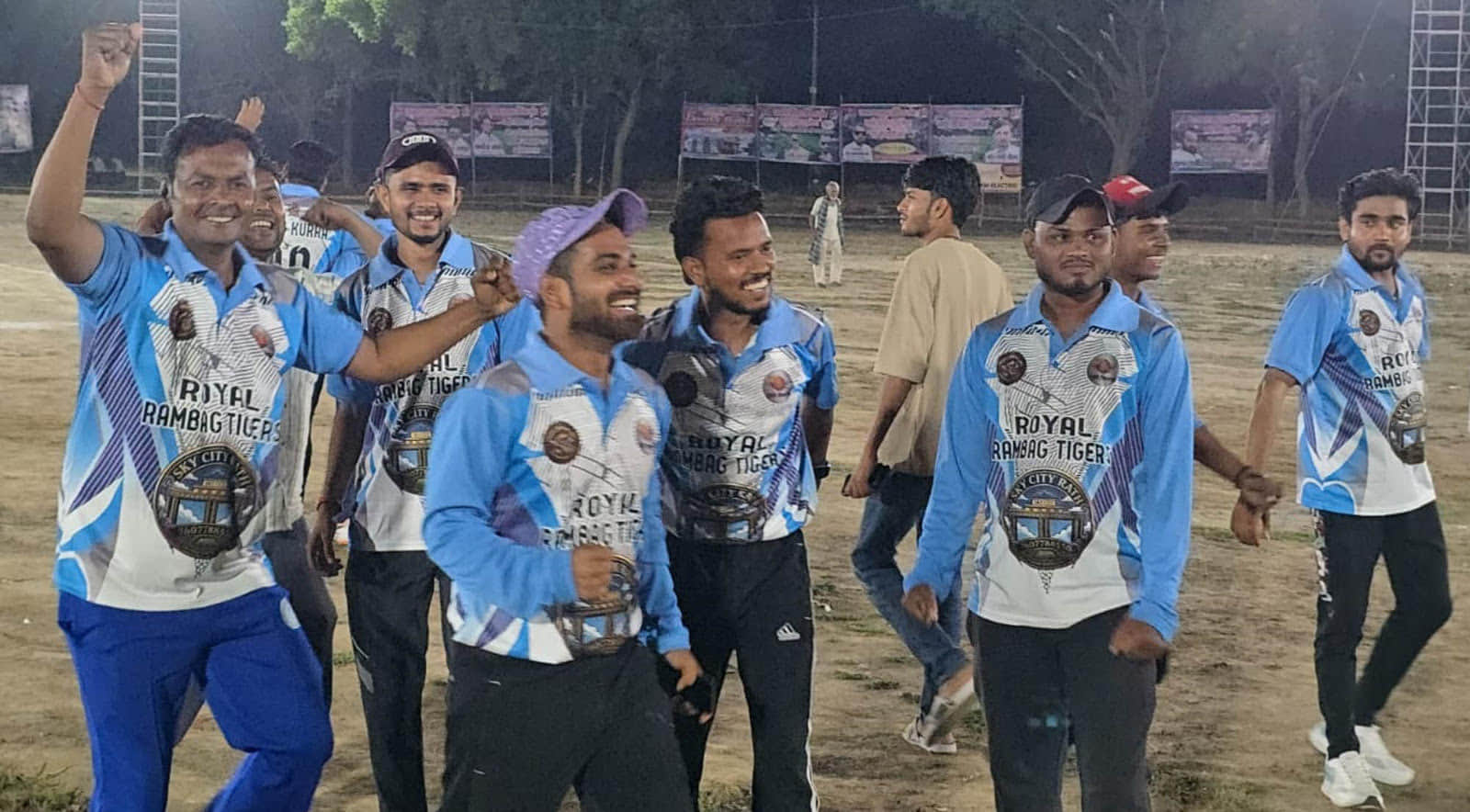 फोटो 02 एचएएमपी 02- राठ में दो मैच जीतने के बाद खुशी जताते रॉयल रामबाग टीम के खिलाड़ी।    स्रोतः