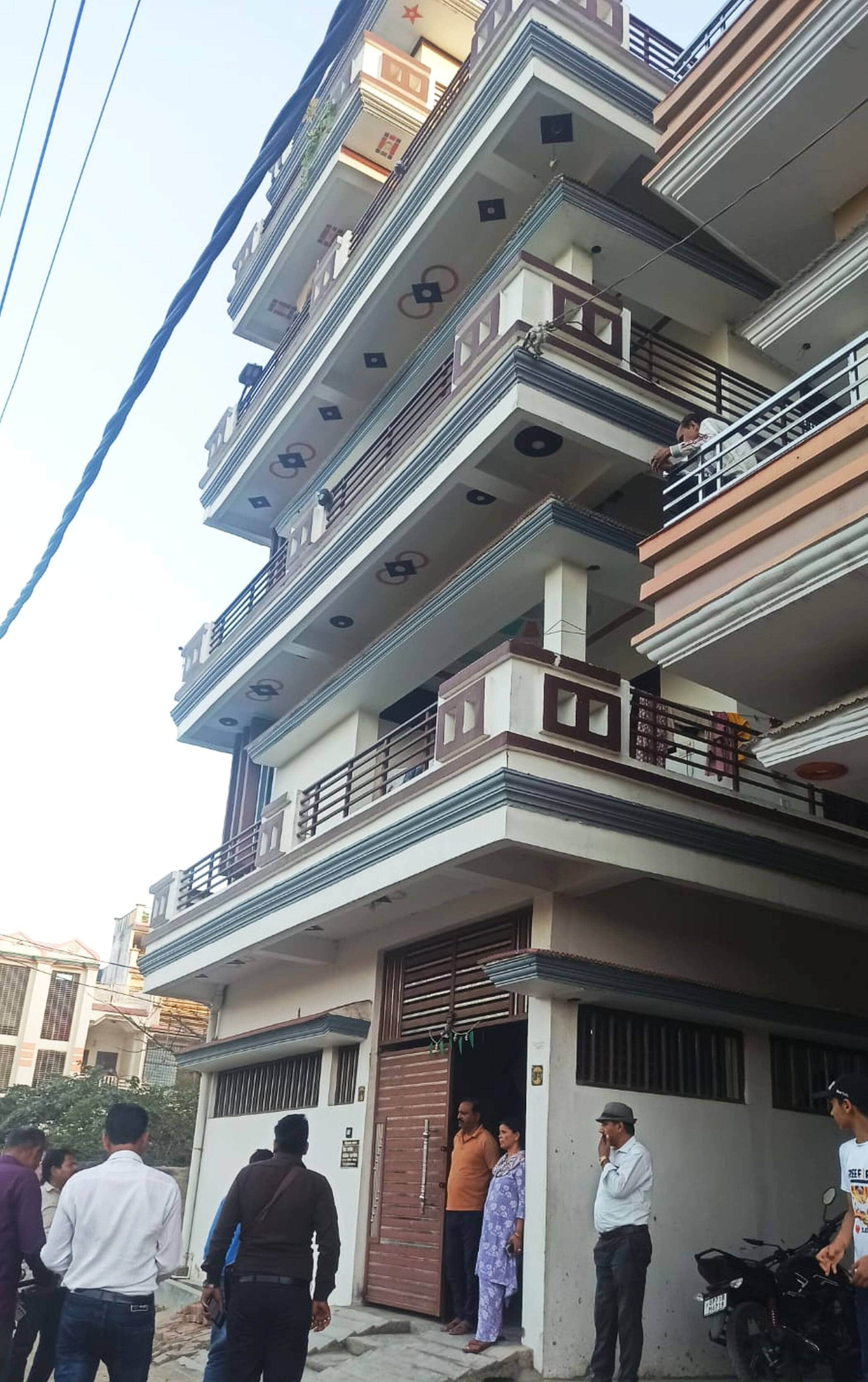 फोटो-08-मिलाप कोठी स्थित इस बिल्डिंग में चल रहा था साइबर ठगी का धंधा। संवाद