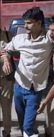 फोटो-1 गोली लगने से घायल हत्यारोपी सुरजीत को ले जाते पुलिस कर्मी। वीडियो ग्रैब