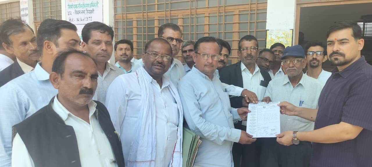 फोटो - 10 तहसीलदार को पत्र सौंपते अधिवक्ता संघ के पदाधिकारी। संवाद