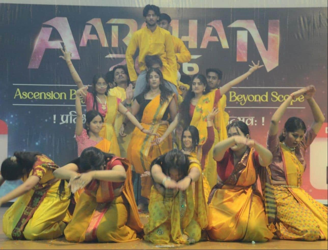 फोटो-11-सांस्कृतिक कार्यक्रम प्रस्तुत करते छात्र-छात्राएं। स्रोत: विद्यालय प्रबंधन।