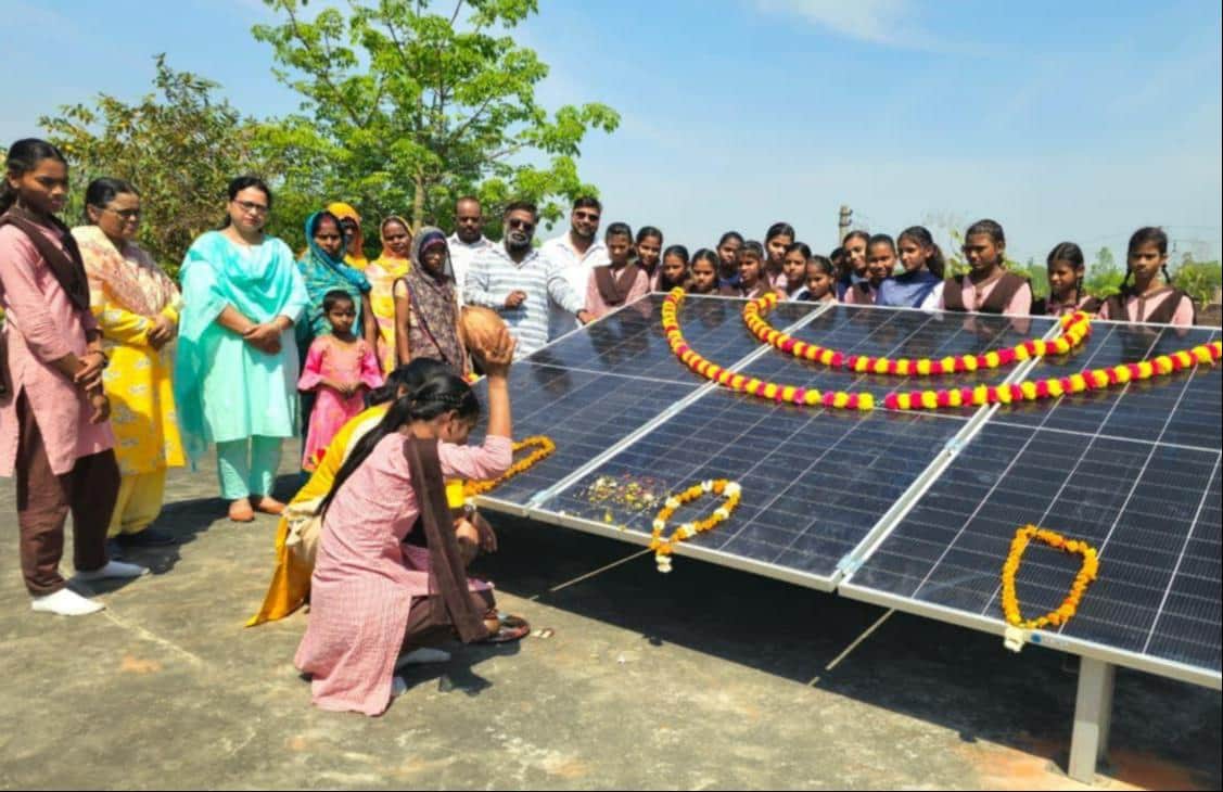 फोटो-14- स्कूल में लगे सोलर पैनल का नारियल फाेड़कर शुभारंभ करतीं छात्रा खुशी और उपासना। स्रोत: 